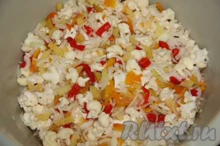 Овощи можно выложить послойно в баночки, я же перемешиваю все в кастрюле: лук, цветную капусту и перец.
