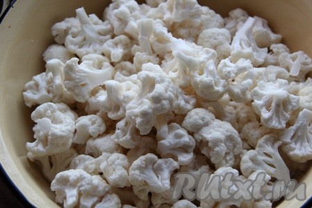 Цветную капусту разбираем на соцветия и высыпаем в кипящую подсоленную воду, варим 2-3 минуты. Если капуста переварится, в салате она будет мягкой и без хруста. По истечении времени достаем капусту и откладываем в сторону.
