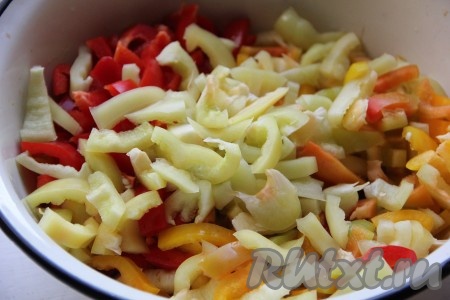 Сладкий перец нарезаем соломкой, также помещаем в кипящую воду и варим 4 минуты, вылавливаем и откладываем в сторону.
