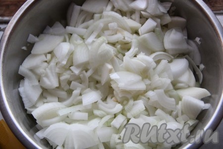 4 литра воды доводим до кипения и подсаливаем ее по вкусу. Лук нарезаем полукольцами и высыпаем прямо в кипящую воду, варим 2-3 минуты, достаем, воду сливаем с помощью дуршлага и откладываем лук в сторону.
