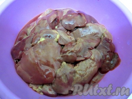 Моем куриную печень, срезаем жир и, если есть, желчные протоки.