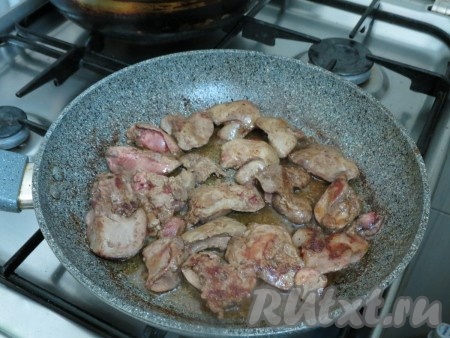 Жарим куриную печень с двух сторон до готовности (примерно в течение 5-6 минут с каждой стороны). Для того чтобы проверить готовность, разрежьте кусочек печёнки, если в разрезе нет примесей крови, выделяется прозрачный сок, значит печень готова, сразу перекладывайте её со сковороды на тарелку. Постепенно обжариваем до готовности на сковороде всю печёнку.