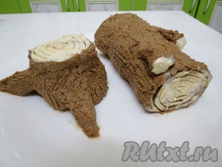 Получившийся паштет, приготовленный из куриной печени с морковью, сливочным маслом и луком, можно сразу подавать к столу. Его можно намазать на булочку, наполнить им тарталетки или нафаршировать яйца. А я решила показать, как подать этот печёночный паштет так к праздничному столу, чтобы приятно удивить всех гостей и близких. Я решила сформировать из паштета пенёк и бревно. Для этого из паштета скатываем толстый небольшой валик - это будет пенёк и более длинный и тонкий второй валик - это будет бревно. К ним прилепливаем тонкие короткие валики - это корни и сучья (как на фото).