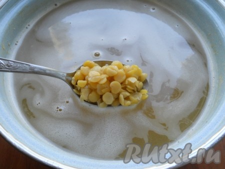 Горох нужно предварительно замочить в холодной воде на 3-5 часов. Затем промыть, залить водой, довести до кипения. Снять пену и варить горох до тех пор, пока он не начнет развариваться (время варки различается в зависимости от сорта гороха - от 40 минут до 1,5 часов). Воду не солить.&nbsp;
