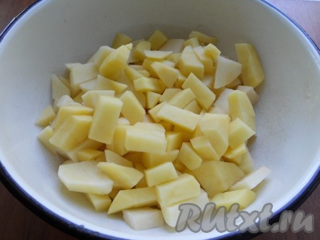 Картофель очистить и нарезать небольшими кубиками.
