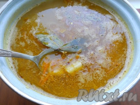 Обжарить лук с морковью на растительном масле только до мягкости овощей. Выложить овощи в кастрюлю, всыпать приправу для супа, добавить лавровый лист и измельченный чеснок.&nbsp;