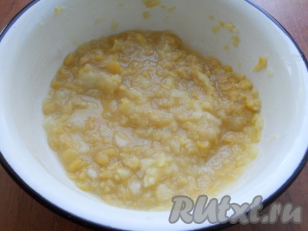 Картофель высыпать в кастрюлю с горохом, варить до готовности картофеля (20-25 минут). Затем выложить в миску 4-5 ложек картофеля вместе с горохом и хорошенько размять. Вернуть массу в кастрюлю, перемешать.