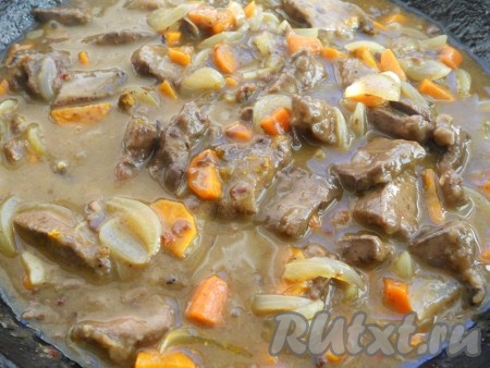 Снова все хорошо перемешать, если нужно, досолить, добавить карри, паприку и сахар. Тушить печень на слабом огне минут 5 после закипания, после чего добавить нарезанный чеснок. Через минуту газ выключить.
