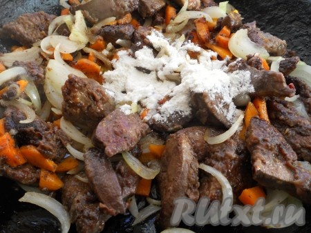 Всыпать в сковороду оставшуюся муку (1 столовую ложку) и хорошенько перемешать все. Сразу же влить бульон или воду.
