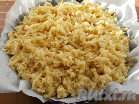 Сверху натереть вторую часть теста, достав его из морозильной камеры.