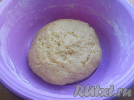 А когда тесто начнёт собираться в шар, понемногу добавляя муку, замесить нежное, мягкое, но плотное, не липнущее к рукам песочное тесто. Как только замесили тесто нужной консистенции и собрали его в шар, значит больше вымешивать его и добавлять муку не нужно. Муки может потребоваться как больше, так и меньше, главное - ориентируйтесь на структуру замешиваемого теста.
