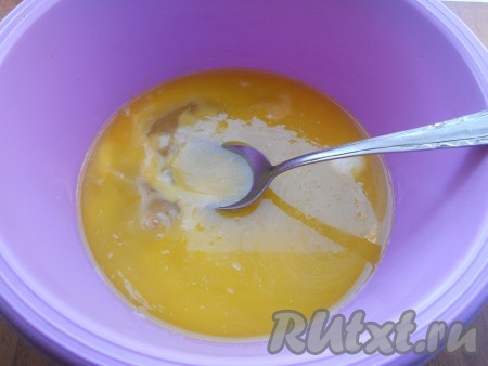 Маргарин растопить (я растопила в микроволновке) и остудить, вылить в объёмную миску, добавить 0,75 стакана сахара и яйца, взбить венчиком (или вилкой) до однородности.