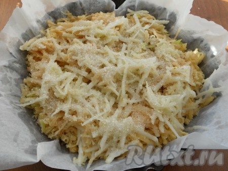 Яблоки очистить и также натереть на крупной тёрке. Выложить яблоки на тесто, посыпать оставшимся сахаром.