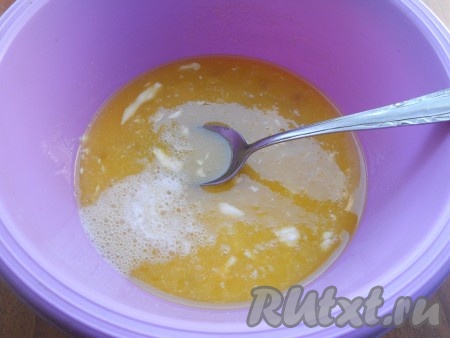 В эту же миску добавить соду, гашёную уксусом, перемешать.