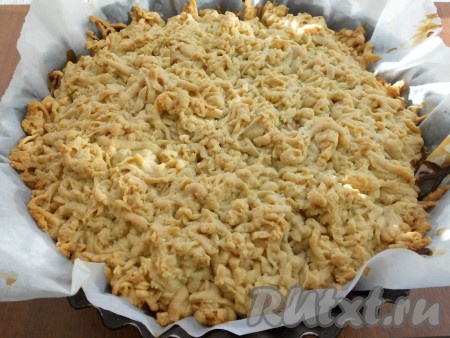 Выпекать тёртый пирог с яблоками в предварительно разогретой до 190-200 градусов духовке 20-25 минут (до румяности теста).