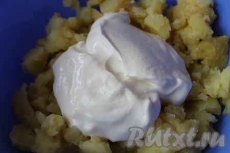 Добавить две столовые ложки сметаны или натурального йогурта.
