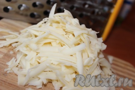 Тем временем займемся начинкой. Сыр натереть&nbsp; на крупной терке.
