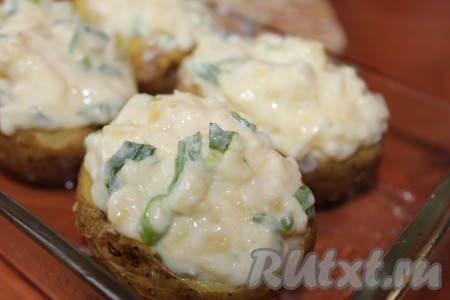 Готовой начинкой наполнить картофельные "лодочки".
