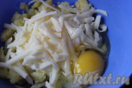 Вбить одно яйцо.