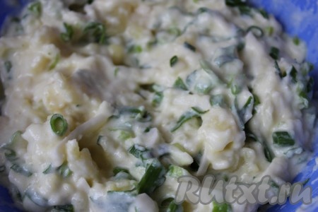 Посолить, поперчить, добавить приправы, мелко нарезанный зеленый лук и тщательно перемешать до однородной массы.
