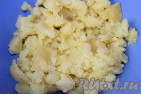 В глубокую миску выложить мякоть картошки.
