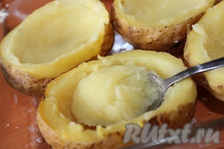 Картофель вынуть из духовки. Разрезать горячий картофель пополам и извлечь мякоть с помощью чайной ложки (оставляя примерно 1 сантиметр с края).
