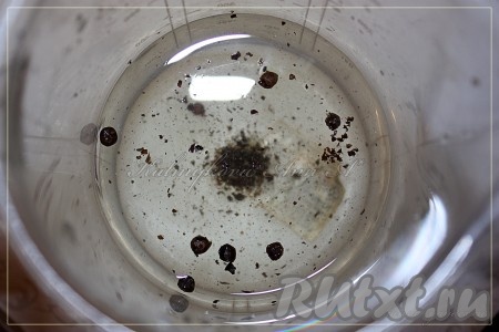 Перемешать, чтобы сахар и соль полностью растворились.
