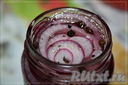 Уложить лук в банку, залить полученным маринадом. Дать настояться. Красный маринованный лук - отличное дополнение ко многим блюдам. 
