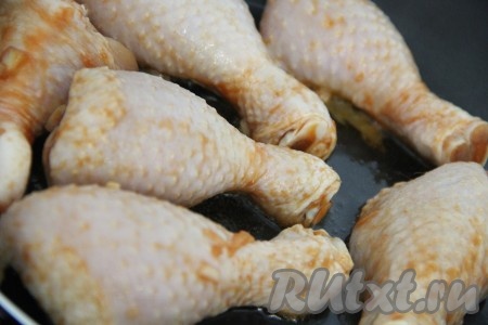 Затем&nbsp;достать куриное мясо и слегка очистить его от лукового маринада. Сковороду поставить на огонь и добавить растительное масло. Выложить части курицы на сковороду и обжарить на сильном огне с двух сторон до золотистой корочки.