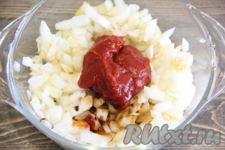  Затем добавить соль, соевый соус и томатную пасту. По желанию можно добавить любые специи для курицы.