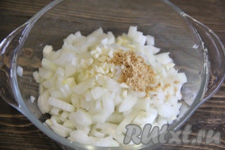 Лук почистить и мелко нарезать. Можно лук натереть на тёрке или измельчить с помощью блендера. Чеснок почистить и мелко нарезать. В миске соединить лук и чеснок. Добавить имбирь.