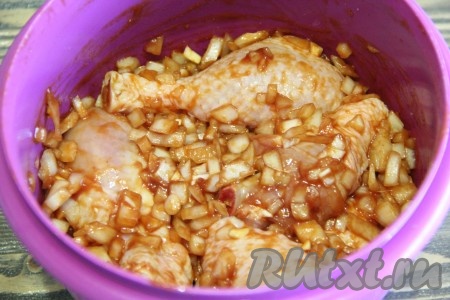 Добавить маринад к частям курицы и тщательно перемешать. Оставить мясо с луком в прохладном месте мариноваться, минимум на час (можно даже оставить на ночь). Кстати, таким образом можно замариновать даже цыплёнка целиком.