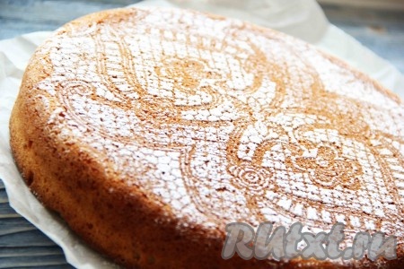Готовый пирог достать из духовки и слегка остудить. Затем достать из формы и переложить на решётку. Сухарник, приготовленный по этому рецепту, можно подать тёплым, а если полностью остудить, то можно посыпать сахарной пудрой. Я решила украсить красивым рисунком из сахарной пудры. Сделать это очень легко! Наверное у каждой хозяйки есть старая, ненужная тюль, вот она-то нам и понадобится. Покрыть остывший сухарник кусочком тюля, сверху просеять через сито сахарную пудру, а затем аккуратно снять тюль. На поверхности пирога останется красивый орнамент.
