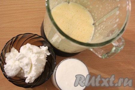 Яйца хорошо взбить с ванильным сахаром. Затем в чашу блендера добавить взбитые яйца, творог и кефир.