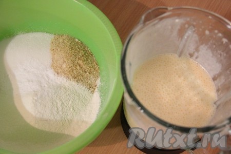 Хорошо взбить яично-творожную массу до однородности. Влить жидкую смесь в сухие ингредиенты.