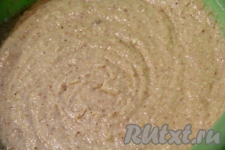Всё хорошо перемешать ложкой или силиконовой лопаткой. Тесто по консистенции получится, как густая сметана.