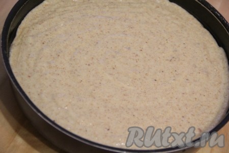 Форму для выпекания слегка смазать растительным маслом. Я использовала разъёмную форму диаметром 26 см. Выложить тесто в форму, разровнять, поставить сухарник в разогретую духовку и выпекать при 180 градусах примерно 40-45 минут. 