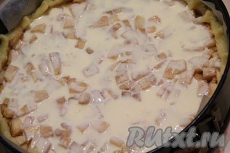 Поверх яблочной начинки вылить сметанную заливку.