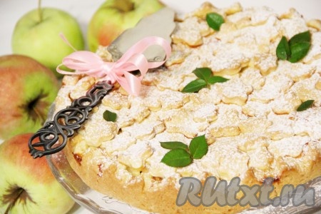 Поверхность пирога должна покрыться золотистым цветом. Готовый пирог достать из духовки и полностью остудить. У меня пирог остывал практически 3 часа. Затем аккуратно достать из формы и переложить на тарелку. По желанию посыпать сахарной пудрой.
