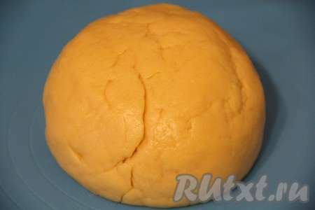 Замесить тесто (лучше это делать руками). Если тесто липнет к рукам, подсыпьте немного муки. Тесто должно получиться мягким, нежным и очень податливым. Завернуть его в пищевую плёнку и убрать в холодильник на 30 минут.
