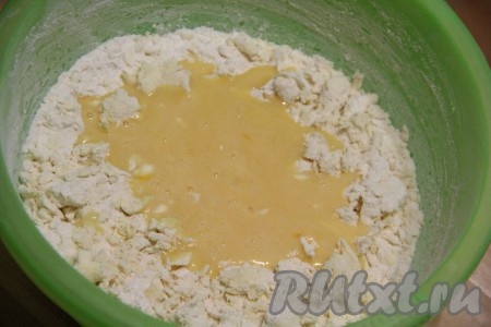 Влить полученную смесь в миску с мучной крошкой. 