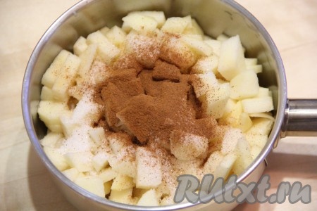 Яблоки вымыть, очистить от кожуры и семян. Нарезать яблоки на небольшие кусочки. В кастрюлю или ковшик выложить яблоки, добавить сахар, корицу и перемешать. Поставить на огонь и немного потомить, главное не допустить разваривания. Яблочки должны остаться целыми и не развалиться. Снять начинку с огня и слегка остудить.
