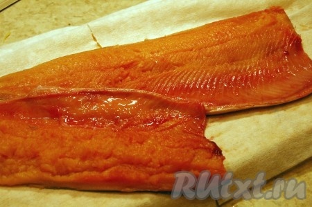 Разделать горбушу на филе.