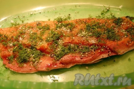 Начинаем засолку горбуши. Приготовить контейнер и в него выложить филе рыбы. Приготовить смесь из соли, сахарной пудры, перца и мелко нарезанного укропа. Большей частью смеси посыпать нашу горбушу.