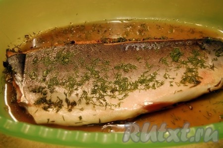 Через сутки достать горбушу, засоленную в домашних условиях, она будет выглядеть, как на фото: внизу скопится немного сока.