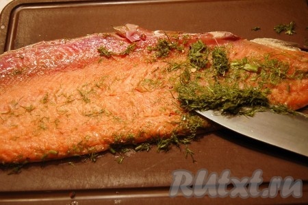 Очистить излишки укропа  и перца от засолки.