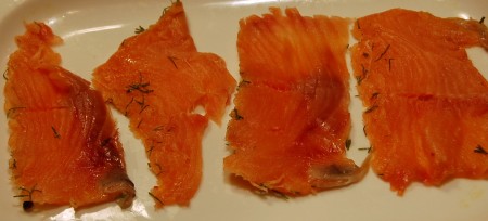 Угощайтесь вкусной горбушей, засоленной в домашних условиях по этому несложному рецепту. Рыба просто тает во рту.