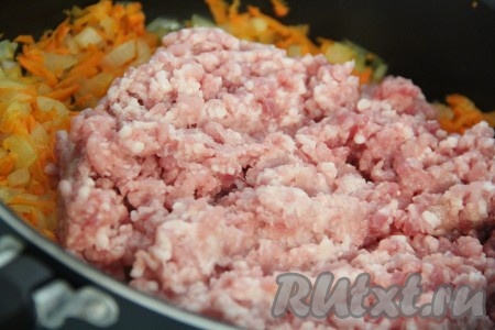 Затем добавить в сковороду фарш. Тут лучше стоять у плиты, постоянно помешивать фарш и хорошо разбивать комочки. 