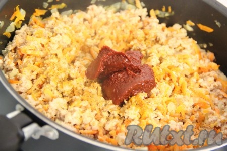 Как только мы разбили все комочки и фарш стал однородным, добавить томатную пасту, соль и специи. Всё хорошо перемешать и тушить фарш под крышкой 5-7 минут.