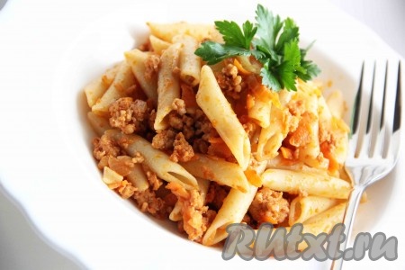 Снять макароны по-флотски, приготовленные с добавлением томатной пасты, с огня и подать к столу в горячем виде.